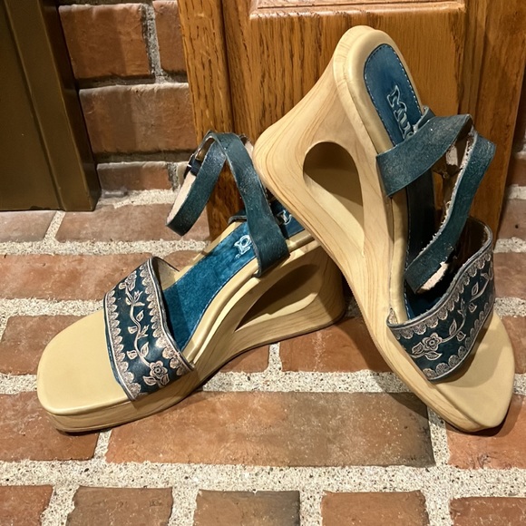 EUC Sz 6M Mudd leather sandal wedges - Picture 2 of 8